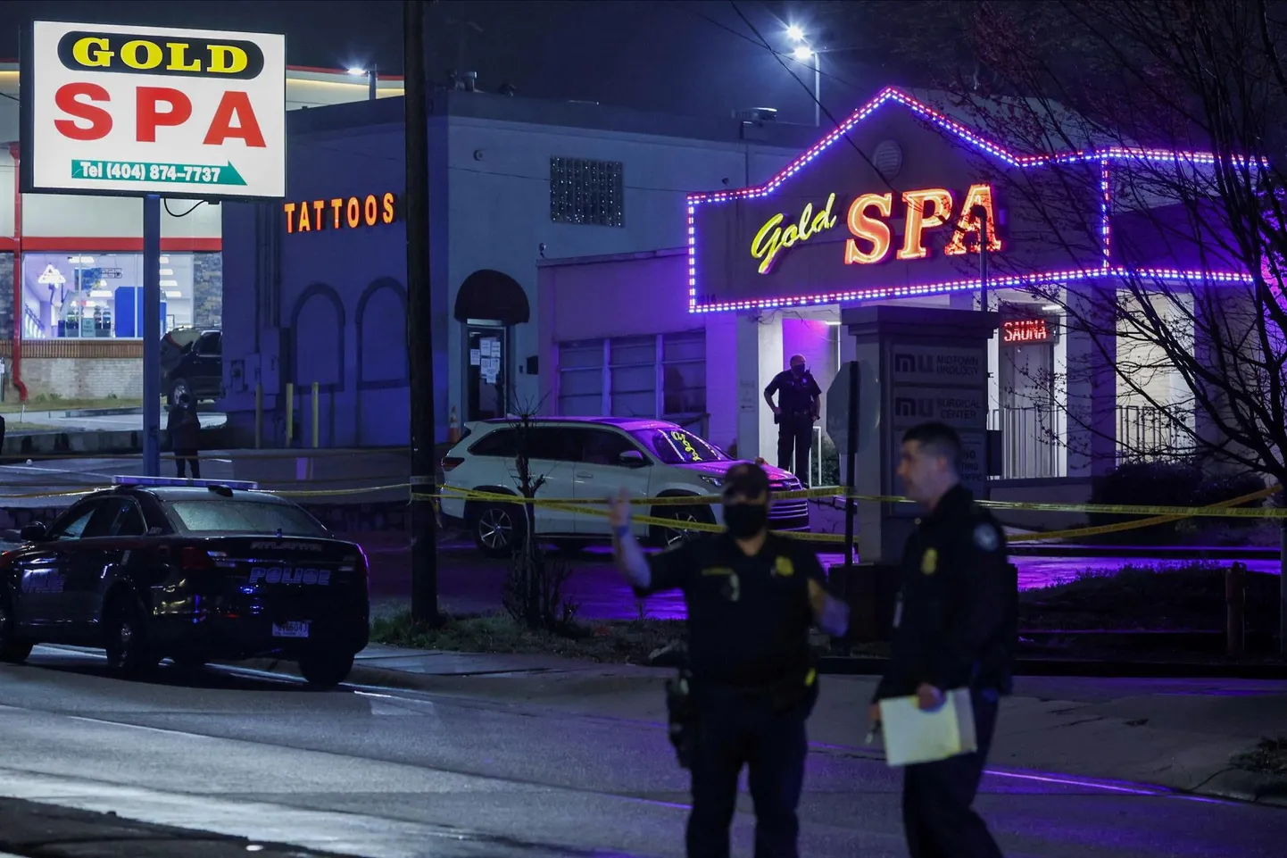 Atlanta politseinikud Gold Spa nimelise massaažisalongi juures pärast tulistamist.