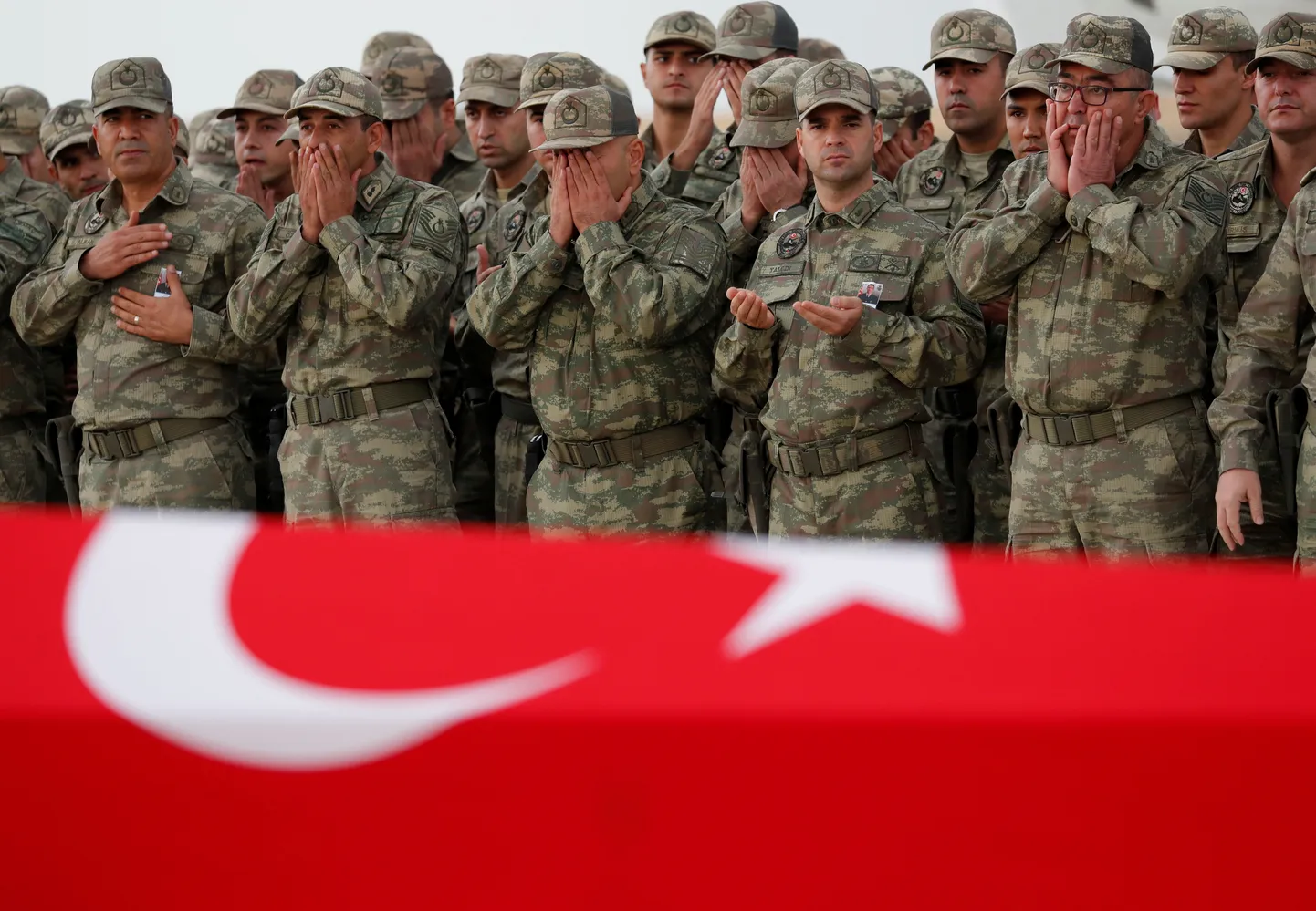Türgi sõjaväelased ära saatmas hukkunud relvakaaslast.