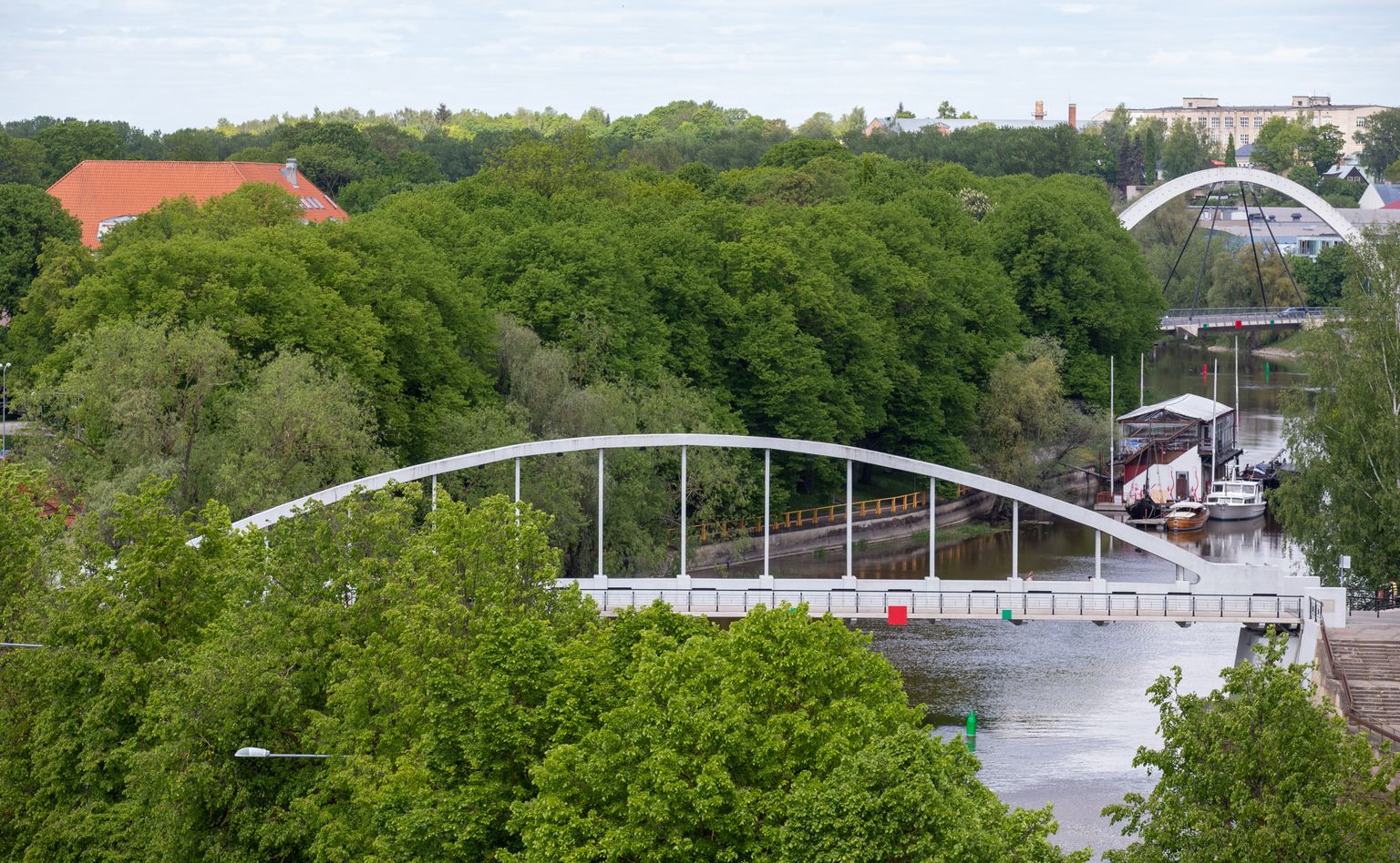 1. juunil toimusid Tartu linnavolikogu esimehe Lemmit Kaplinski ellu kutsutud kärajad, kus koos tartlastega arutati jõeäärsete alade üle uues üldplaneeringus. Pildil kaarsild.