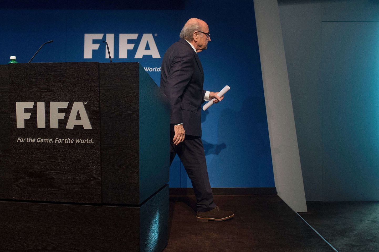 Sepp Blatter lahkumas pärast FIFA juhi kohalt taandumisotsuse teatavakstegemist pressikonverentsilt.
