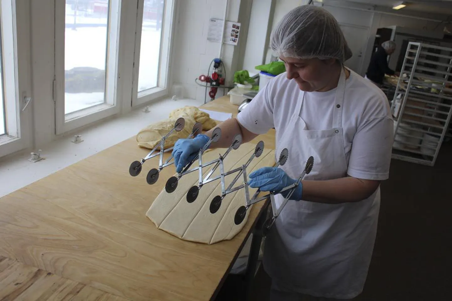 Ühemehefirmana alustanud Viiratsi Pagari uues tootmiskohas Viljandis Raua tänaval teeb praegu pagari- ja kondiitritööd kümmekond naist.