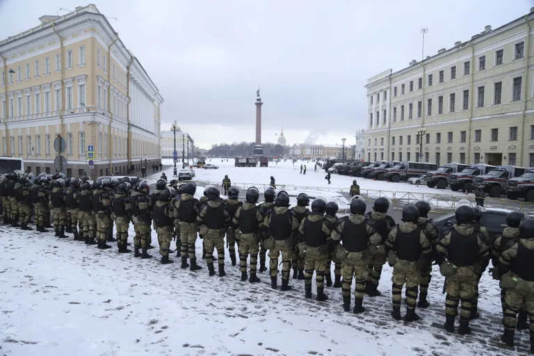 Venemaa rahvuskaardi sõdurid 30. jaanuaril 2021 Peterburis Paleeväljakul enne opositsiooniliider Aleksei Navalnõi toetajate protesti