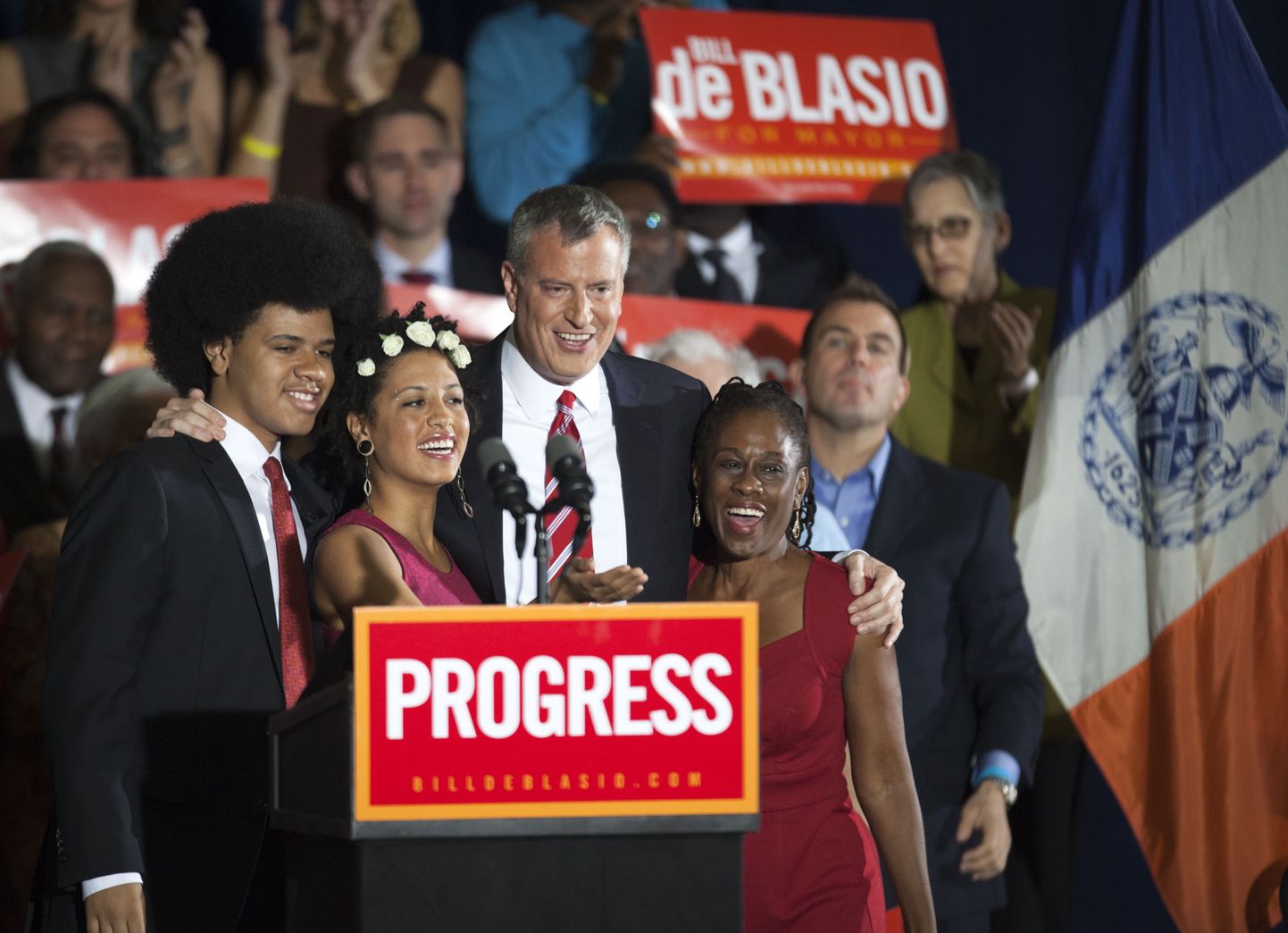 Äsja New Yorgi linnapeaks valitud  Bill de Blasio (keskel) perekonnaga.