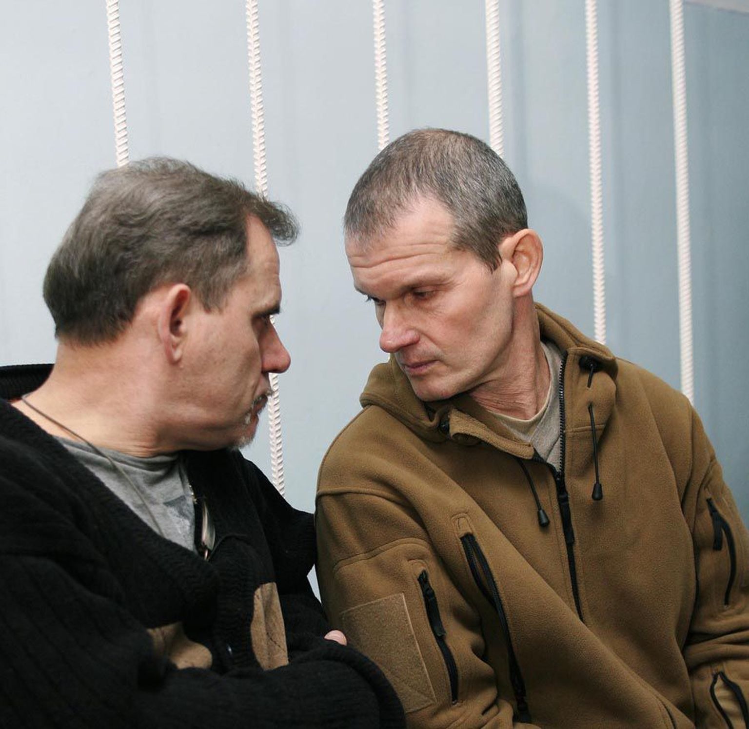 Aleksei Rudenko (vasakul) ja Vladimir Sadovnitši kohtusaalis.