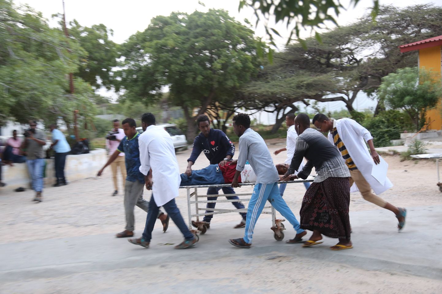 Somaalias sai pealinnas Muqdishos korraldatud plahvatuses vigastada meer ja surma veel kuus inimest, teatasid võimuesindajad.