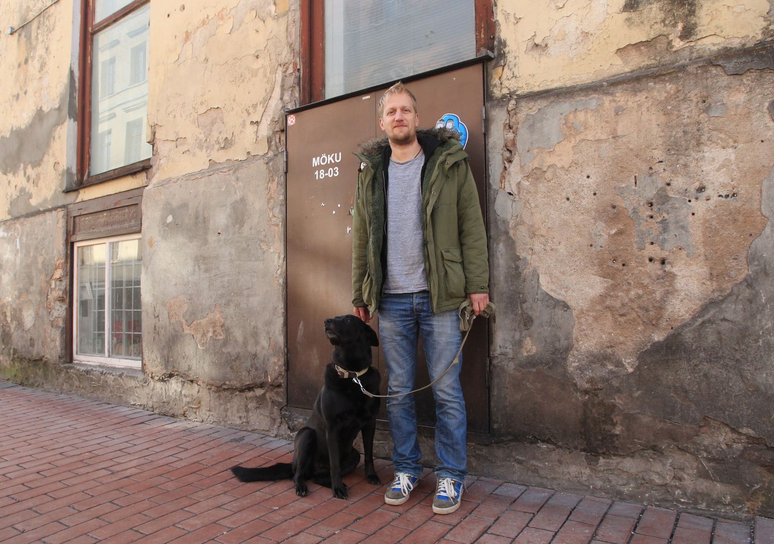 Möku peab oma viimase peo Rüütli tänaval 30. aprillil. Pildil Möku üks asutajatest Veiko Raime koer Lissuga.