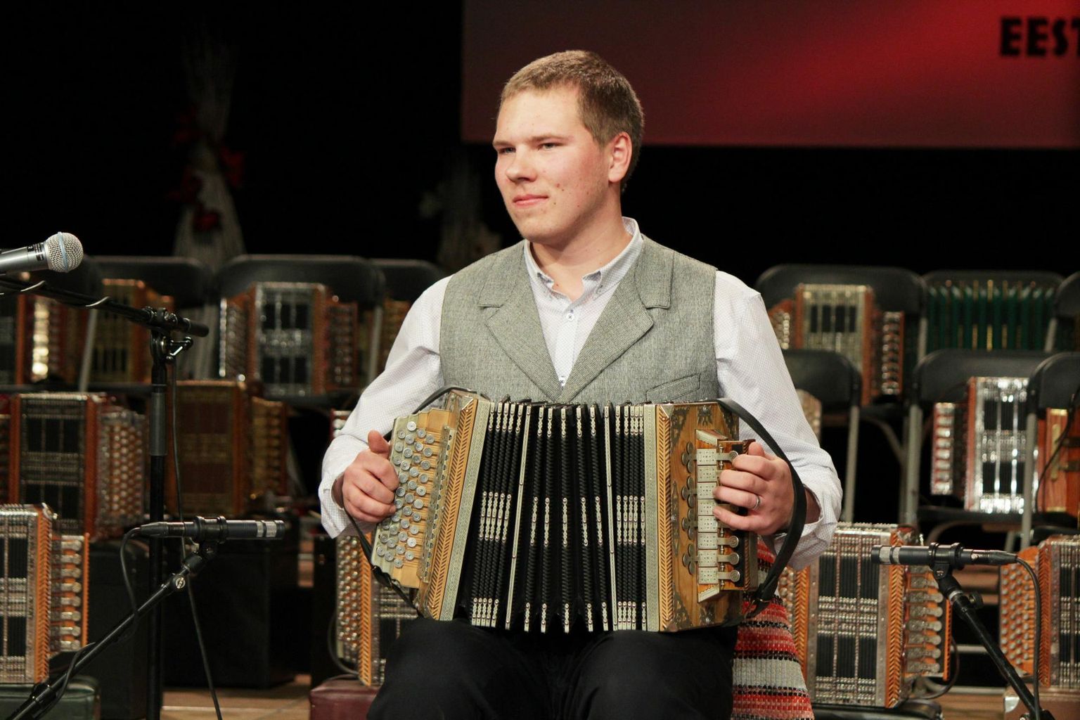 Kert Krüsbani repertuaar on laialdane, kavas on nii eesti tantsulugusid, rahvamuusikat kui ka autoriloomingut.