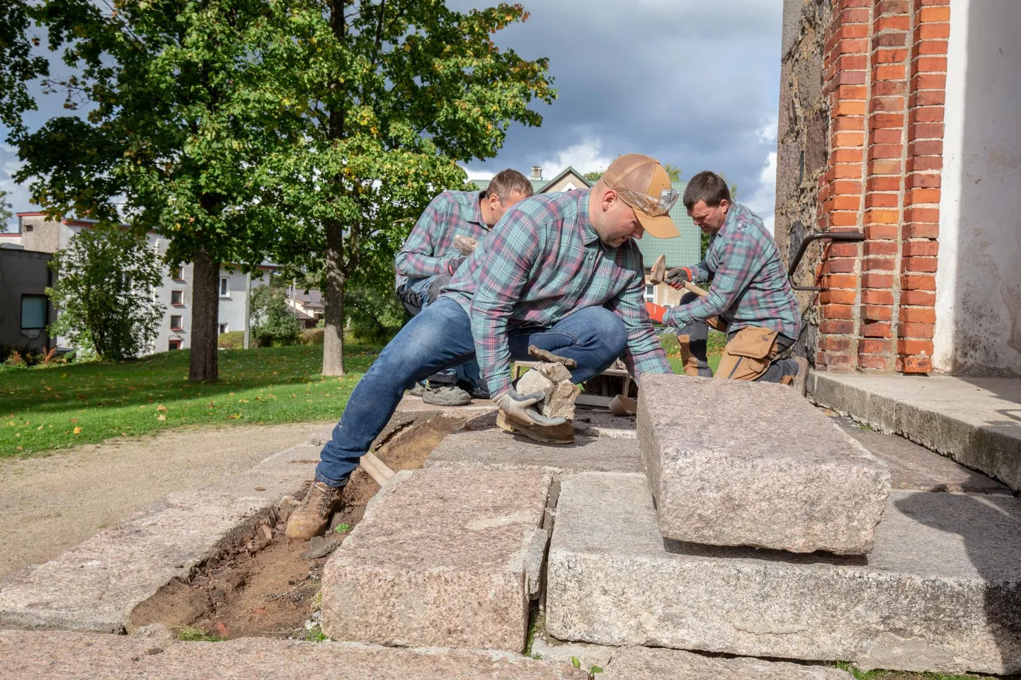 Üks osaühingu Maakivist läinud suve suuremat tähelepanu leidnud töö oli Viljandi Pauluse kiriku peatrepi renoveerimine. Esiplaanil juhatuse liige Hardi-Sander Luik.