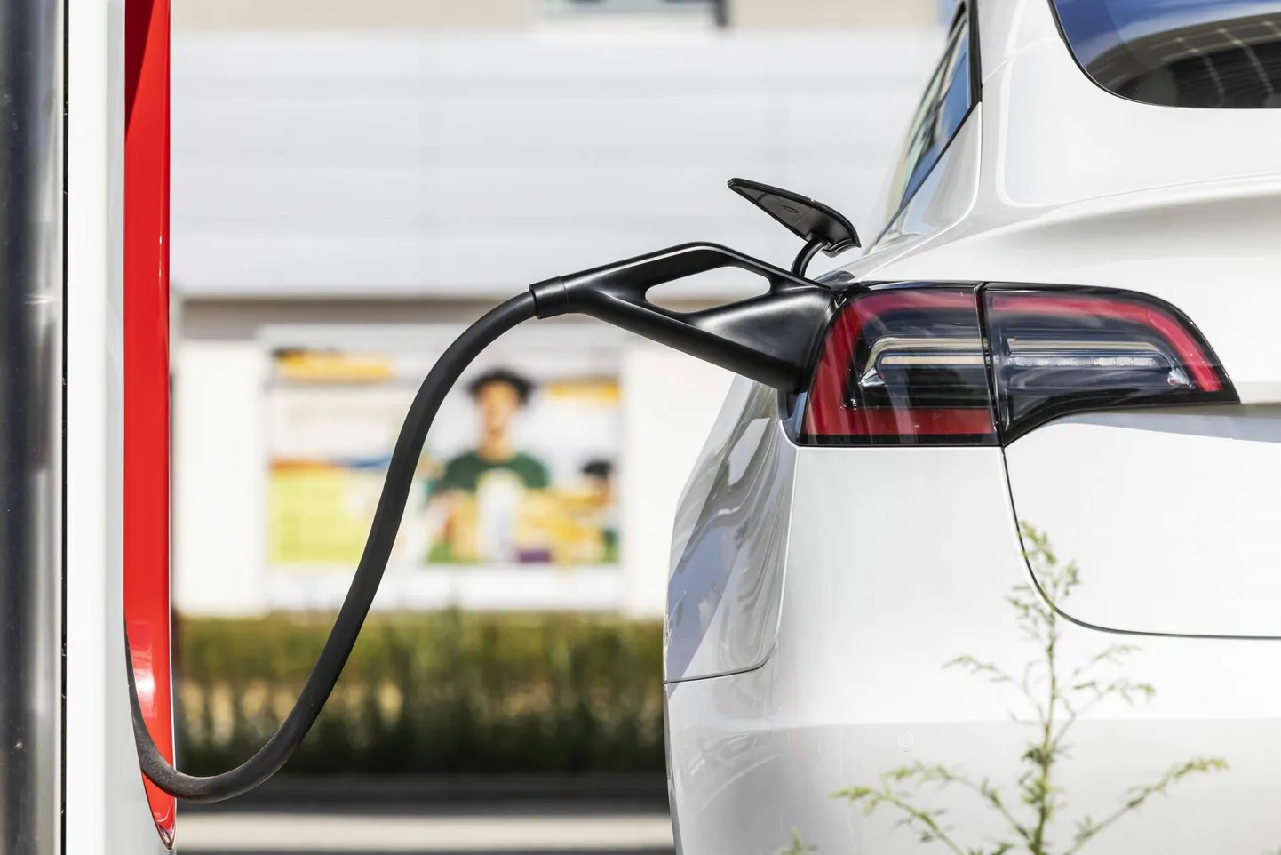 Tesla omanikud kütuseaktsiisi ei maksa, kuid sõidavad teedel, mis on rajatud ja hooldatud kütuseaktsiisi tasuvate sõitjate rahaga.