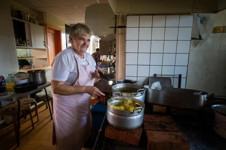 Kokk Mare Pikkor tuli Halliste sööklasse tööle 1977. aastal, olles ise vaid 22-aastane.