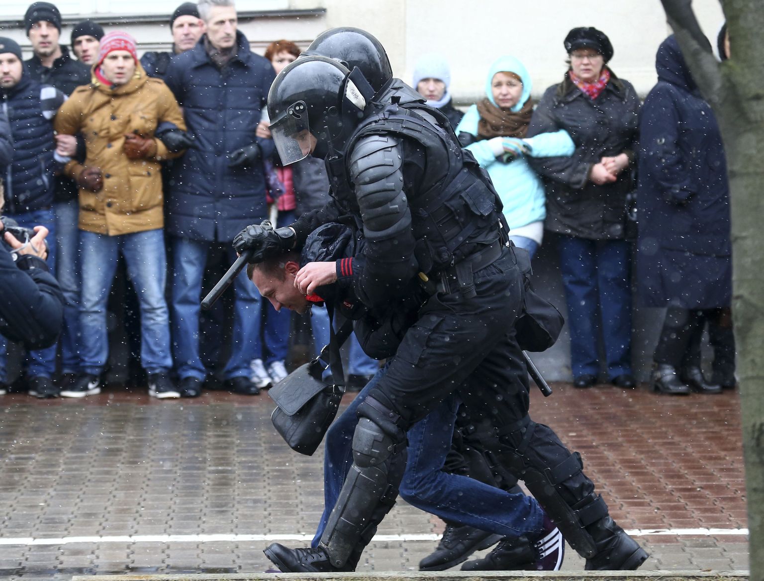 Julgeolekutöötajate ja meeleavaldajate vastasseis üleeile Minskis.