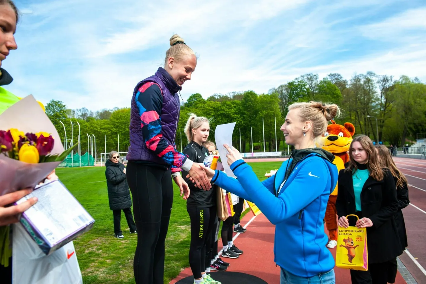 Palliviske võitjat Mirtel Merimaad autasustab olümpiavõitja Katrina Lehis.