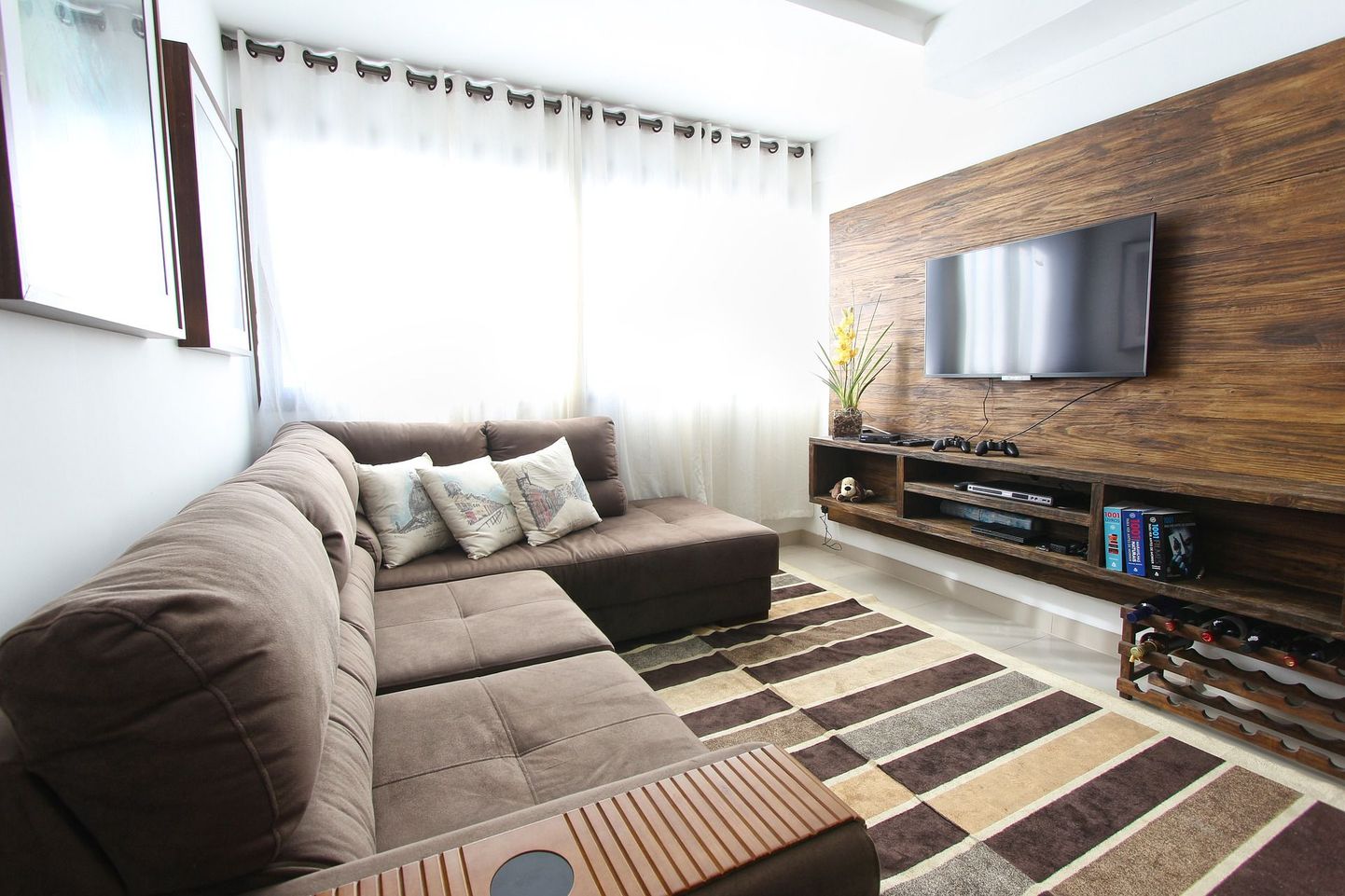 Как правильно разместить в комнате новый телевизор, подскажет дизайнер.