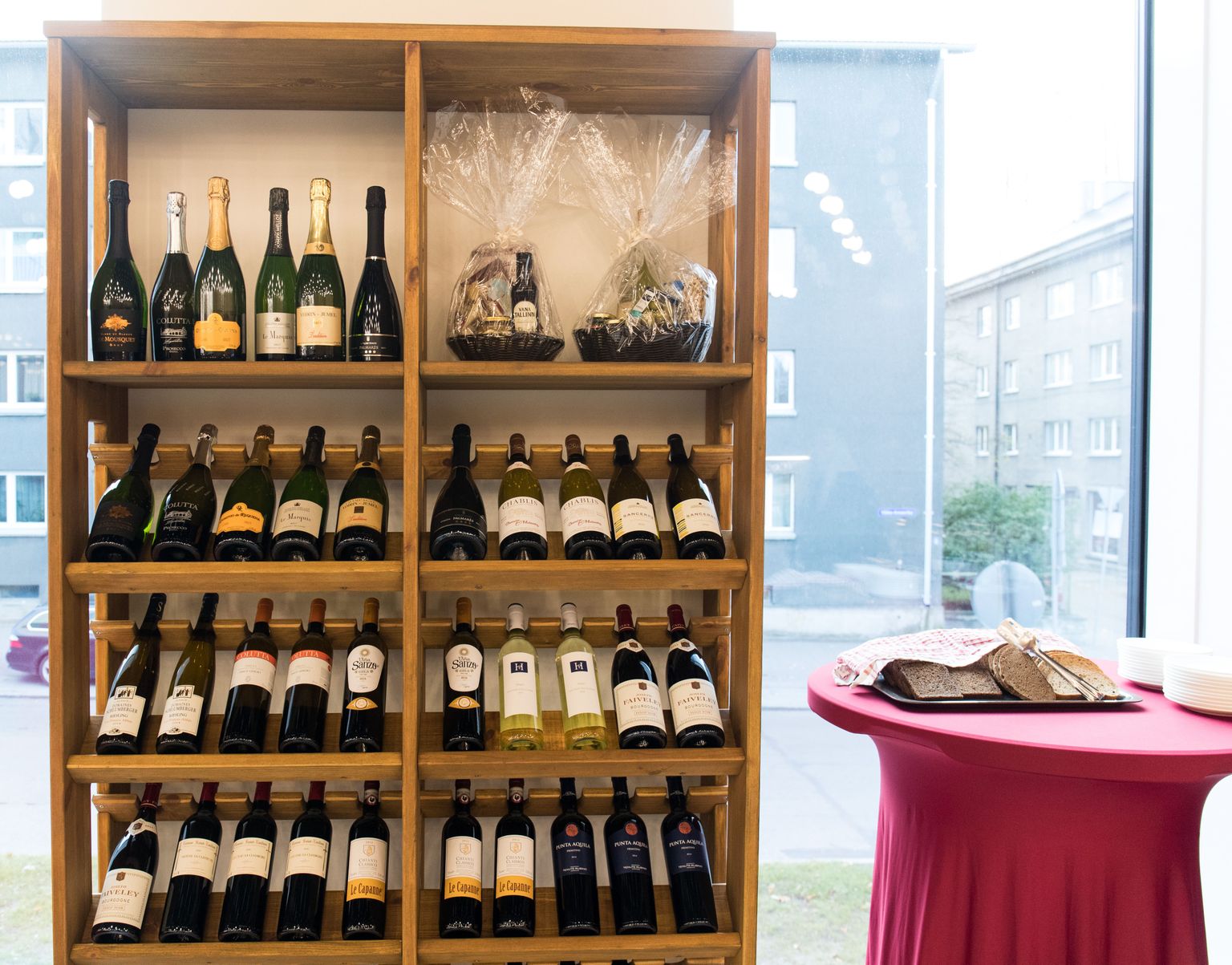 Superministeeirumi kohvikusse ilmus ministeeriumitele üllatuseks veiniriiul.