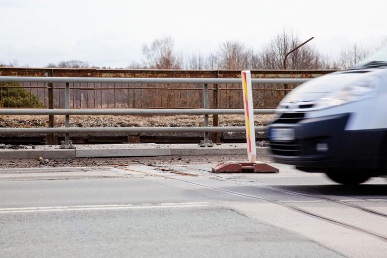 Vuugi konstruktsiooni elementide purunemise tõttu tekkis Pärnus Papiniidu sillale teekattesse suur auk, mistõttu osaliselt suleti liikluseks üks Tallinna poole suunduvatest sõiduradadest.