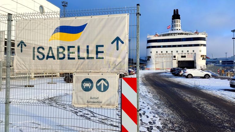 Паром Isabelle компании Tallinnk, в котором размещено около двух тысяч беженцев из Украины. Кто-то находит жилье и съезжает, но многие живут там уже продолжительный период. 