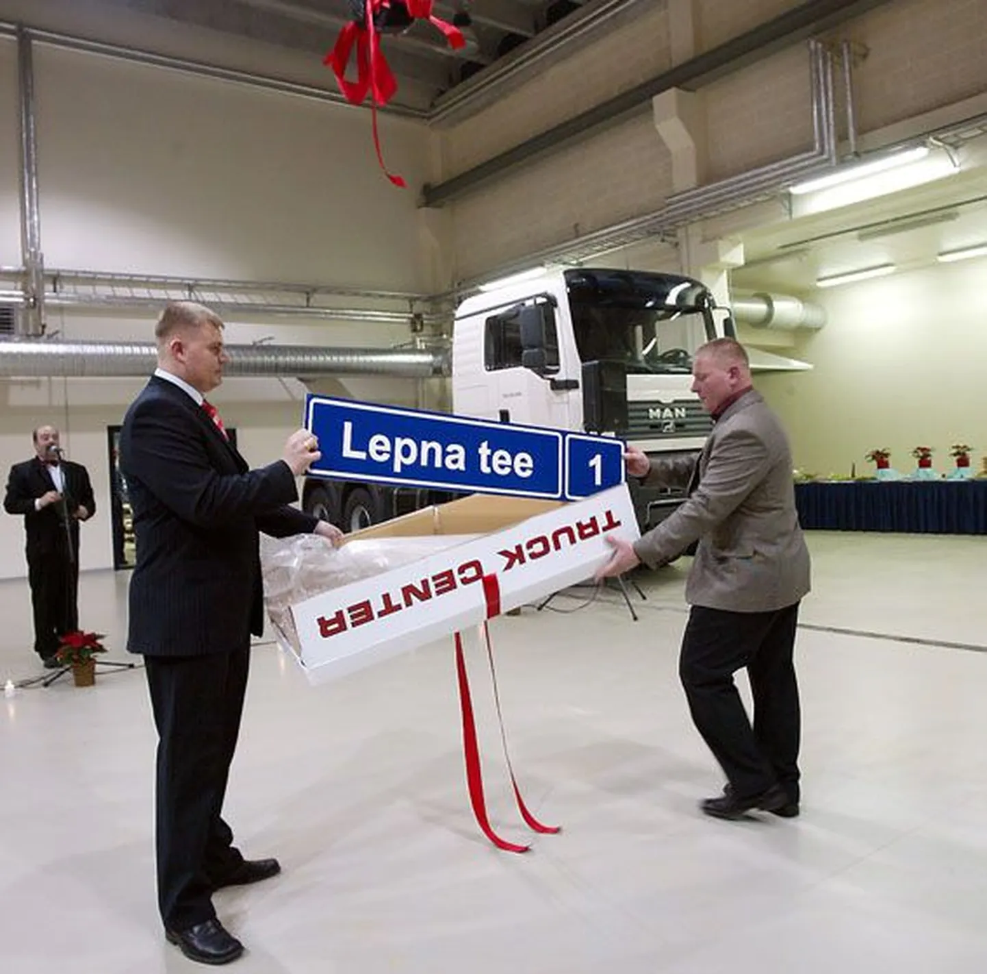 Suure ja moodsa veokikeskuse avanud Egesteni juht Erkki Siirak (vasakul) ja firma osanik Aivo Küüsmaa.