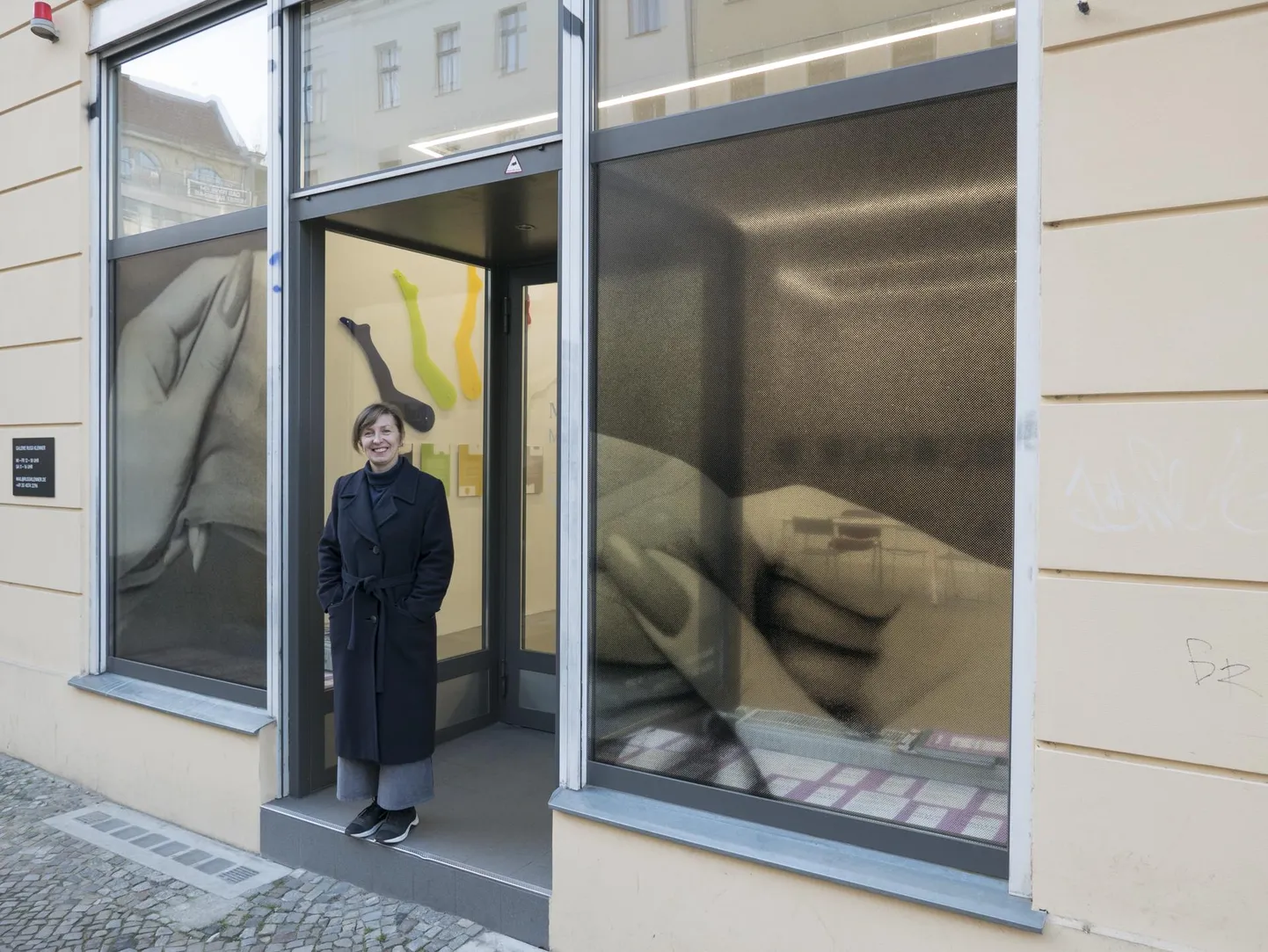 Kunstnik Marge Monko Berliinis, Russi Klenneri galerii ees. 