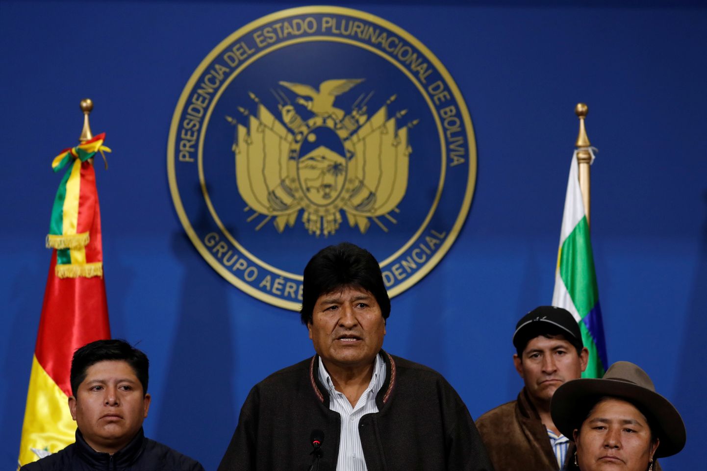 Boliivia president Evo Morales (keskel) pühapäeval El Altos õhujõudude hangaaris meedia poole pöördumas.