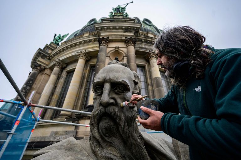 Работа со статуей Моисея, реставрация кафедрального собора Берлина, 2022.