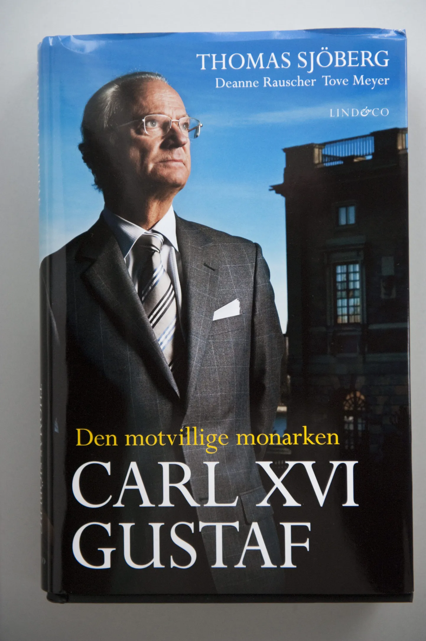 Rootsi kuinga elust rääkiv raamat «Carl XVI Gustaf - Den motvillige monarken»