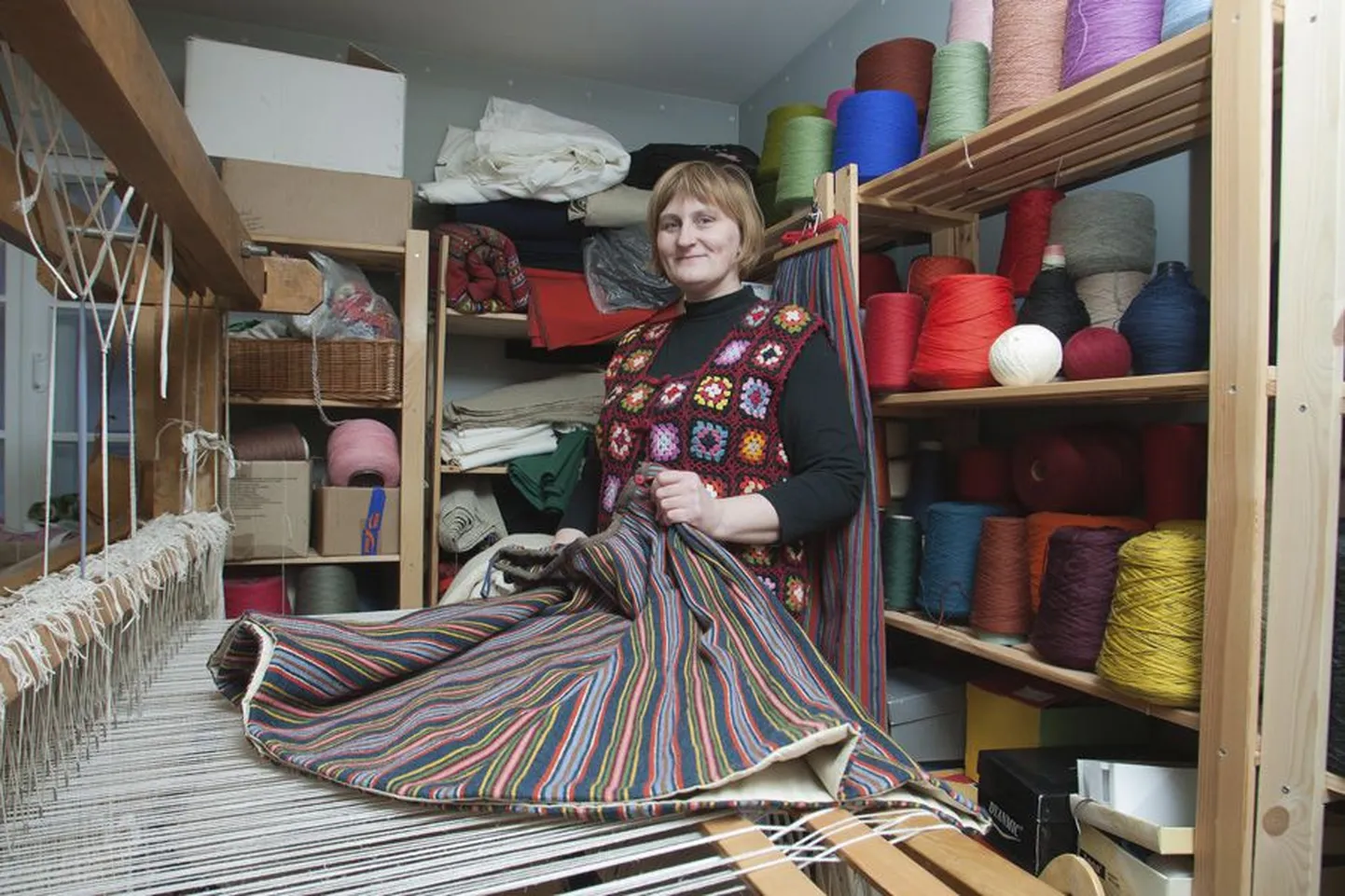 Riina Piir on Viljandi käsitöökojas tegutsenud juba 2000. aastate algusest saadik. Ta ütleb, et kui krooni aja lõpul tunti suurt huvi kõikvõimalike kudumite vastu, siis praegu elab käsitöökoda ära eelkõige rahvarõivaste tegemisest.