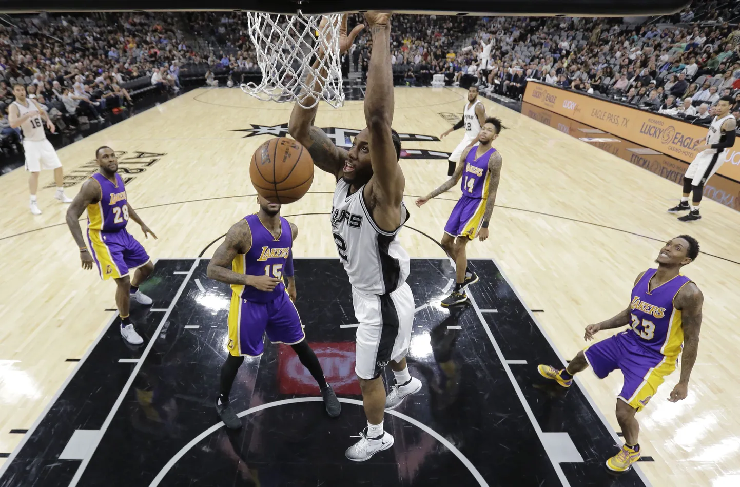 Kawhi Leonard (keskel) kerkis Spursi suurimaks korvikütiks.