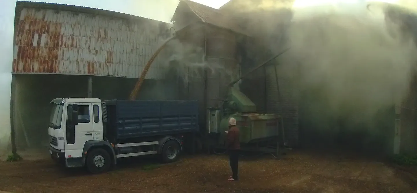 Eile süttis Põltsamaa vallas Võhmanõmme külas kuivati punkris kuivatatav uba. Kuvatõmmis päästekeskuse videost.