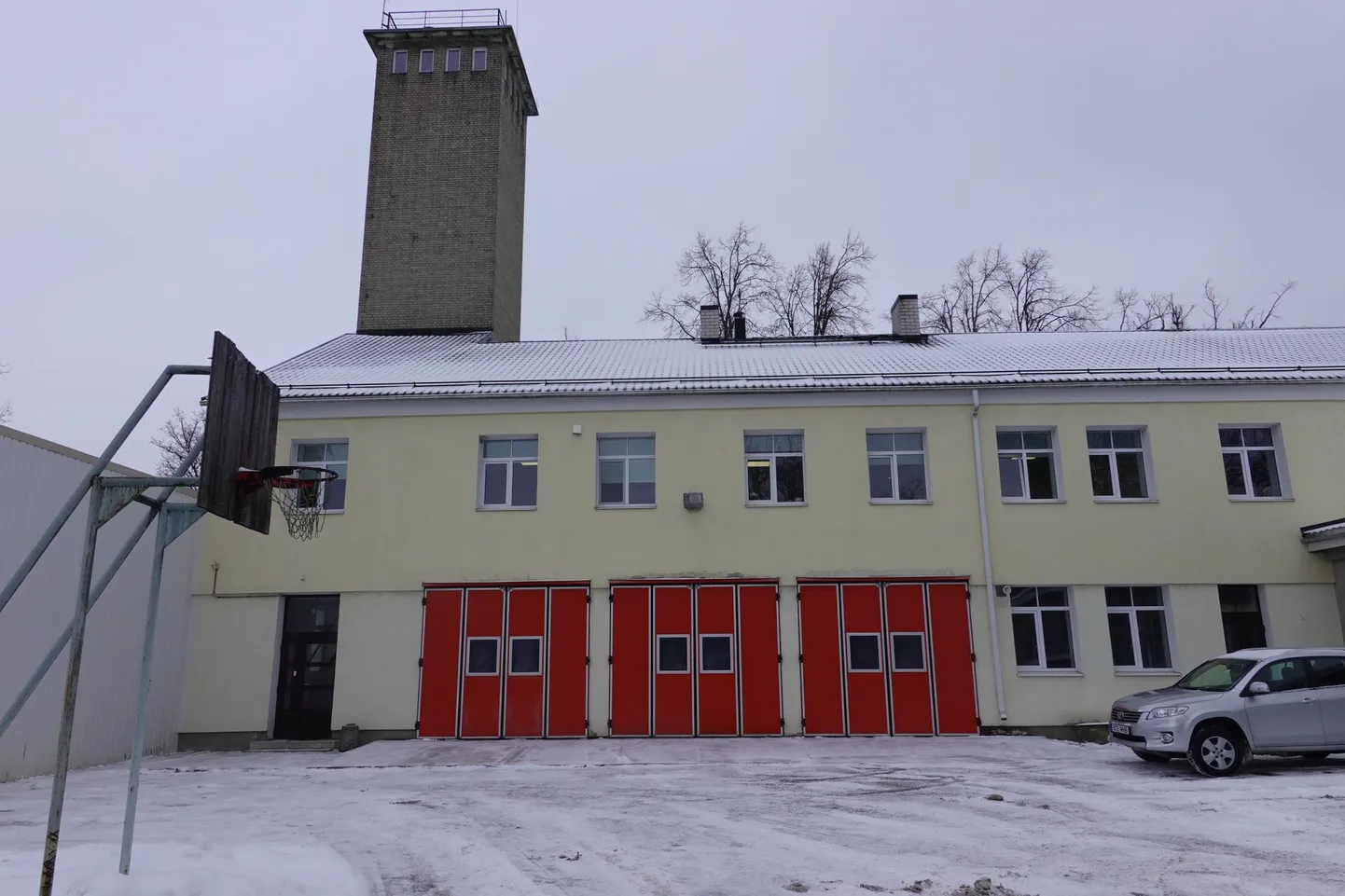 Väljastpoolt (vaade sisehoovist) on Türi päästekomando endise hoone juures kõik tavapärane. Tõsi, hoovis näeb sõiduautosid rohkem kui varem.