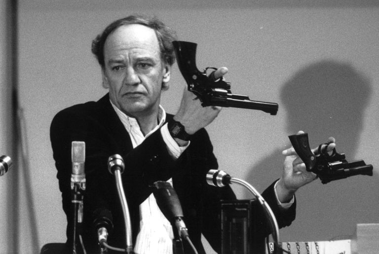 Rootsi politsei juhtivuurija Hans Holmér näitamas 31. märtsil 1986 pressikonverentsil .357-kaliibriseid Smith&Wesson revolvreid