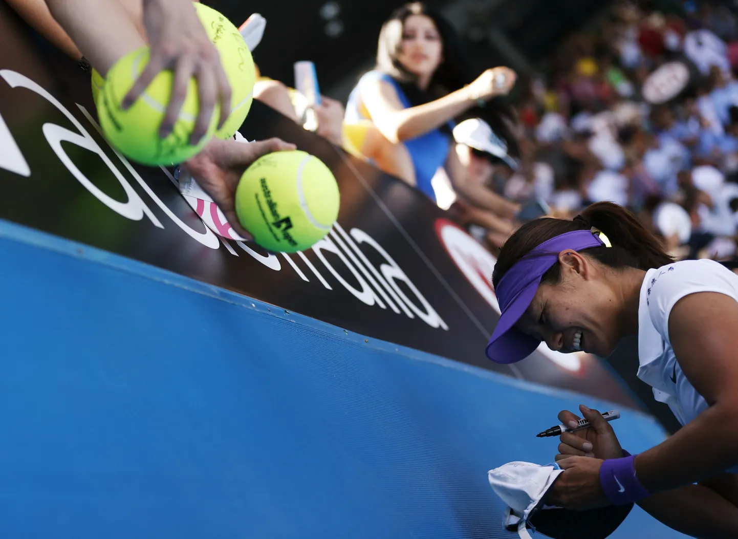 Li Na pärast mängu autogramme jagamas