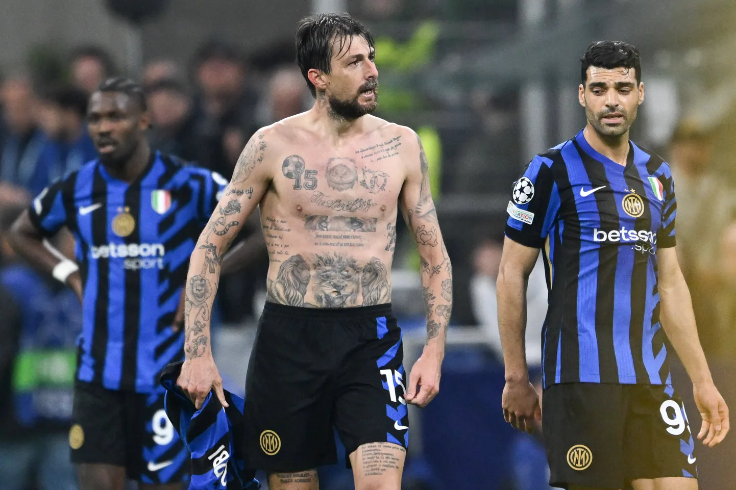 Milano Interi keskkaitsja Francesco Acerbi pärast FC Barcelonale löödud 3:3 väravat.