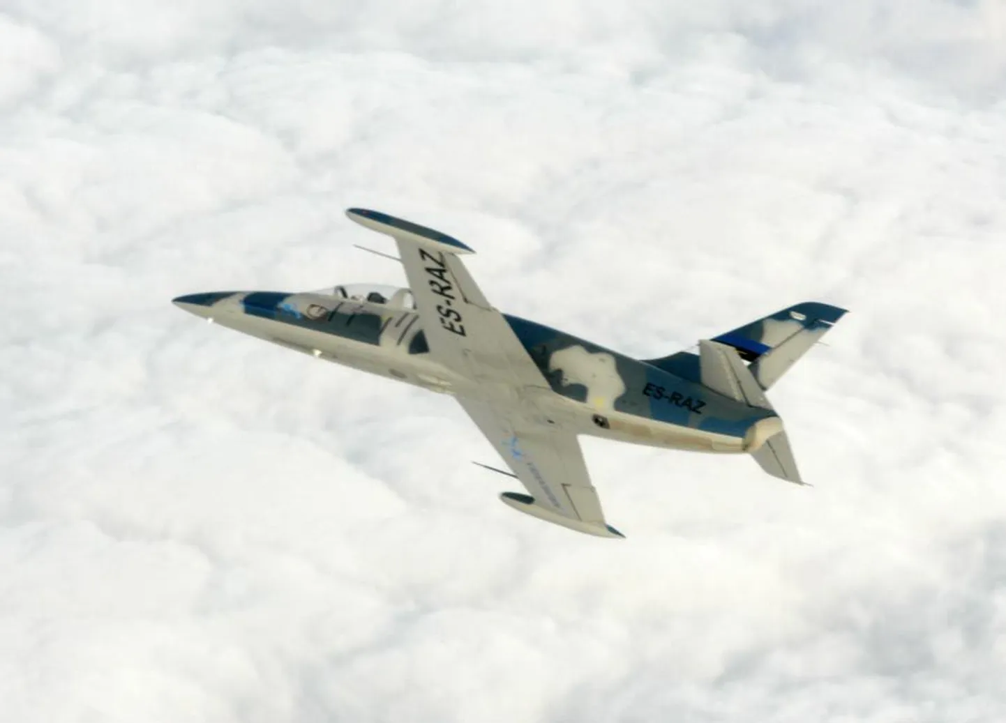 Vabariigi aastapäeva puhul teevad kaitseväe piloodid kahe samasuguse hävitajaga L-39 Albatros Viljandi kohal trikilendu.