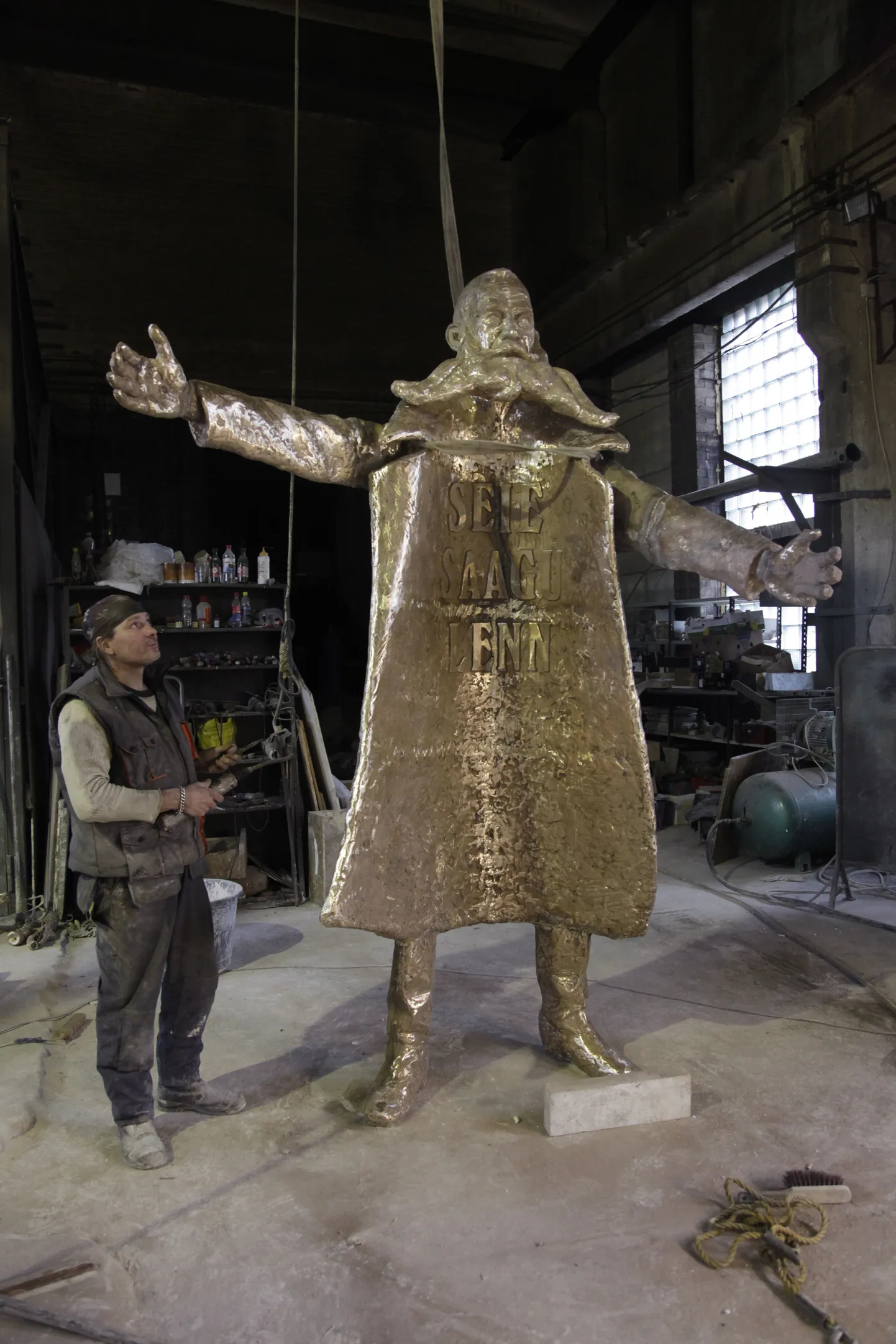 Sauel Uus Monumentaali töökojas valati pronksi Nikolai von Glehni kuju, mille autor on Seaküla Simson. Pildile jäi ka ettevõtte valaja-vormija Andres Aotäht.