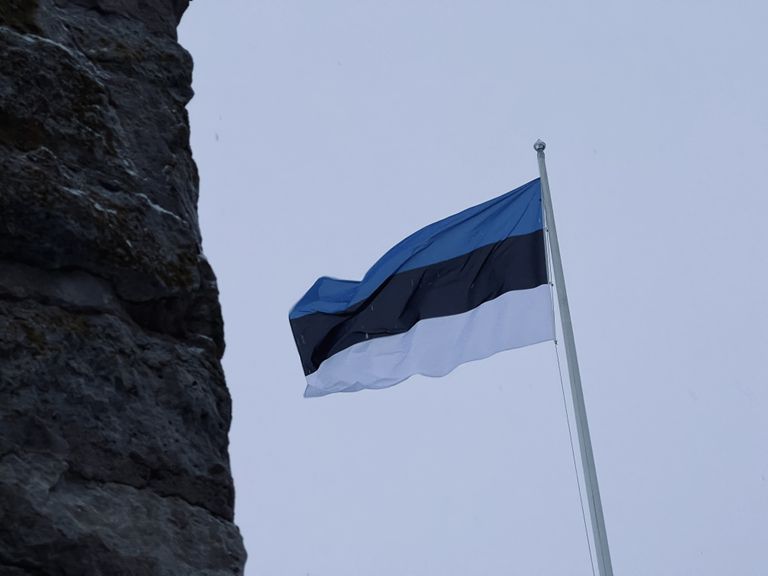 Флаг Эстонии взметнулся ввысь на рассвете 24 февраля на Северном дворе Нарвского замка.