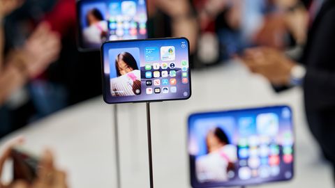 Apple tõi välja nende esimese volditava iPhone’i ja lubab teha telefonist kasutaja tehisaru isikliku keskuse