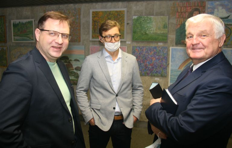 Виталий Бородин (слева) и Даниил Стародубцев (в центре) общаются с главой кохтла-ярвеских центристов Валерием Корбом (справа).