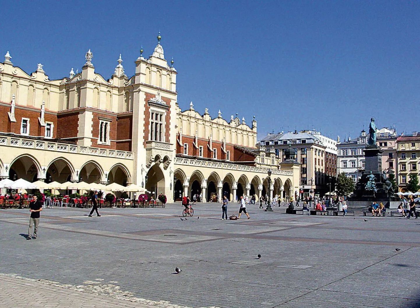 Kunagine pealinn: 
VII. sajandil asutatud Kraków oli Poola pealinn 1596. aastani ning pealinnale sobivalt on arhitektuur suursugune. Pildil vanalinna keskel asuv endine turuplats.
