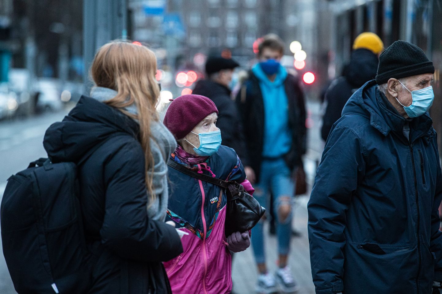 Inimesed maskides. Eestis hakkas 24. novembrist avalikes kohtades kehtima maski kandmise kohustus.