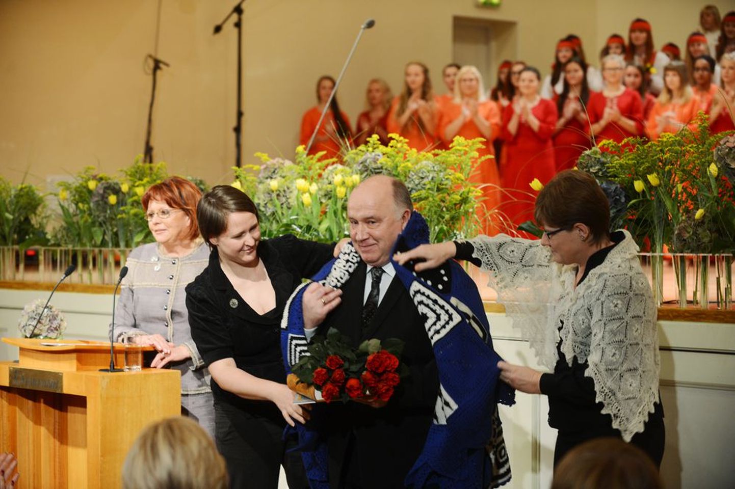 Naisliidu korraldatud kontsertaktusel Estonia kontserdisaalis kuulutati aasta isaks Ralf Allikvee ja tema õlgadele asetati rahvusvärvides lapitekk.