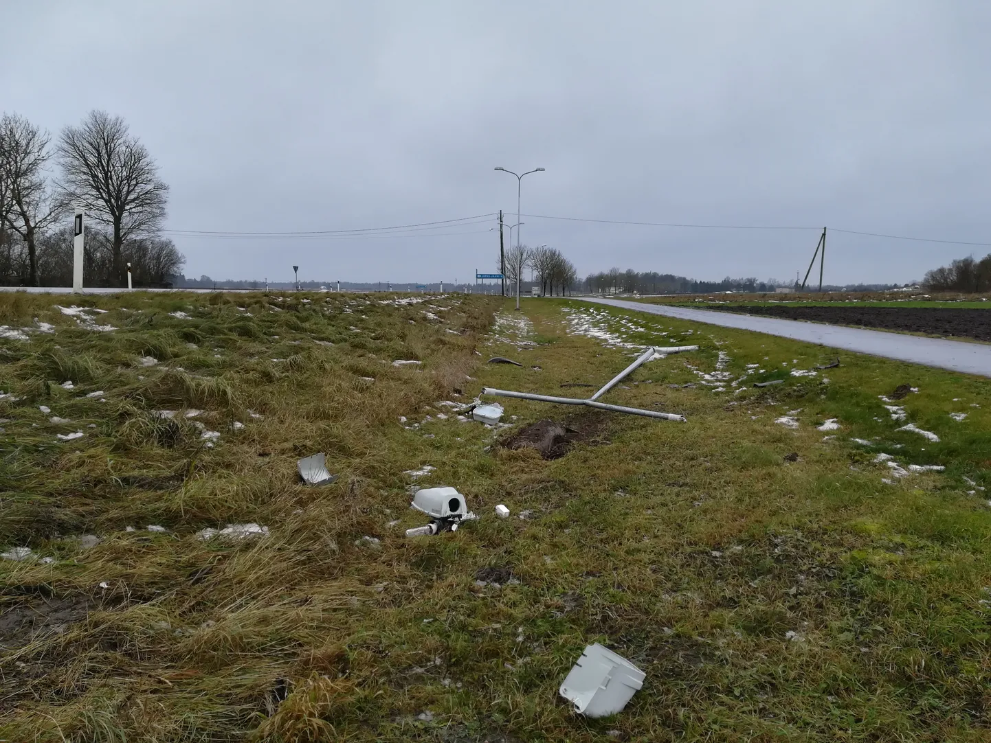 Maha sõidetud kergliiklustee valgustuspost Seidlas.