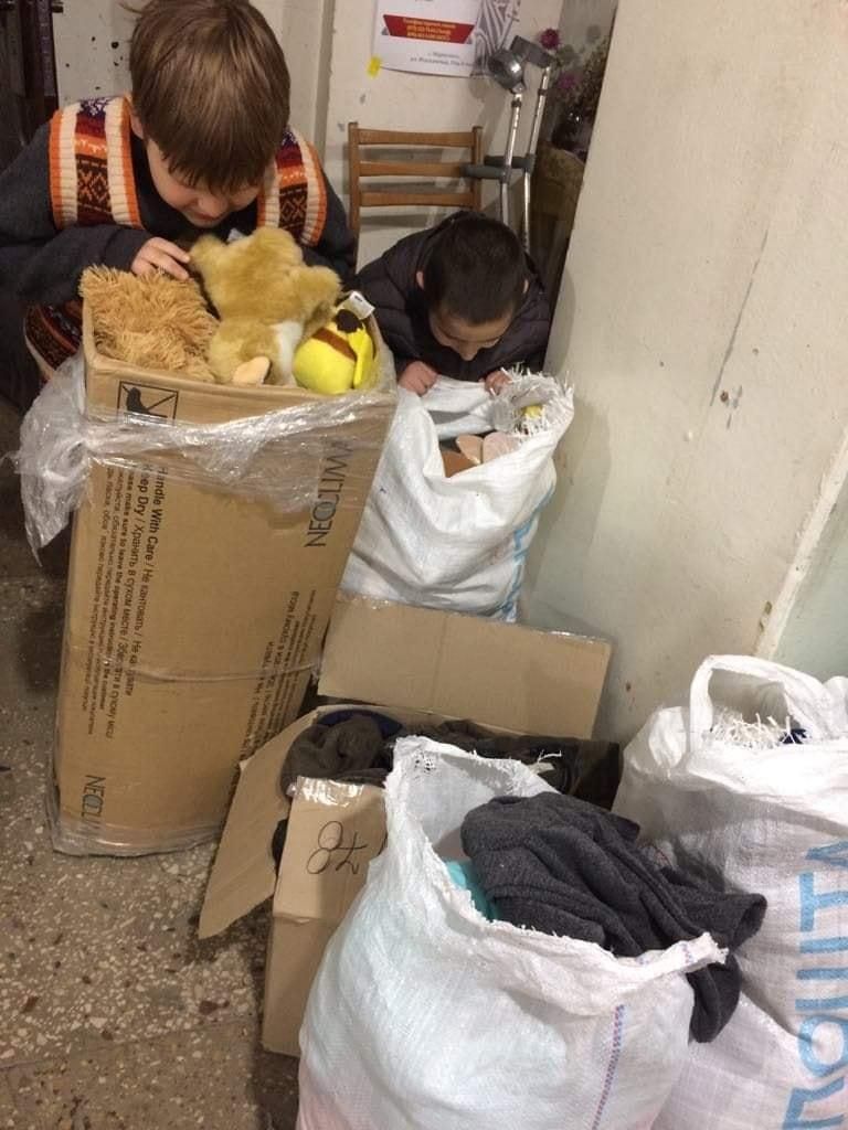 Marjinka lapsed uurivad annetustena saadud mänguasjade kotti.