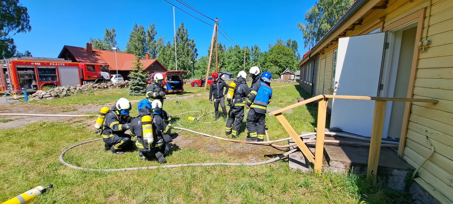 Kabli lasteaia harjutustel osalesid kõik valves olnud Kilingi-Nõmme ja Häädemeeste meeskonnad.