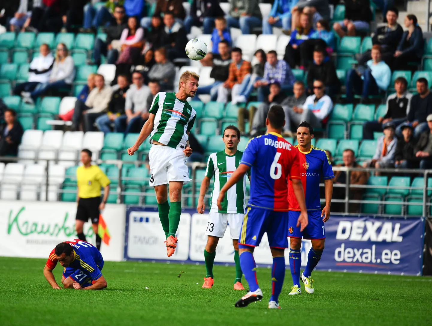 FC Flora ja FC Baseli mängijad heitlemas Lilleküla staadionil.