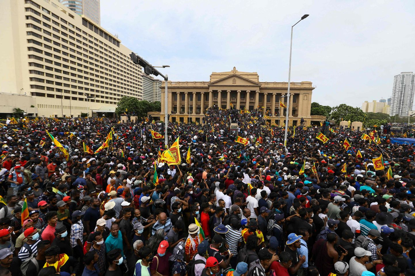 Meeleavaldajad Sri Lanka pealinnas Colombos presidendi residentsi ees.