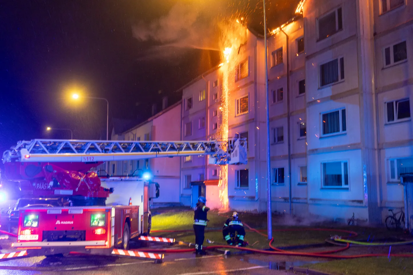 A four-storey apartment building caught fire in the southern Estonian town of Viljandi on Friday evening after a gas cylinder exploded on one of the balconies.