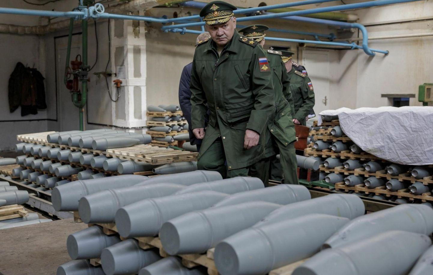 Venemaa kaitseminister Sergei Šoigu tutvub Nižni Novgorodis sõjatööstuse toodanguga.