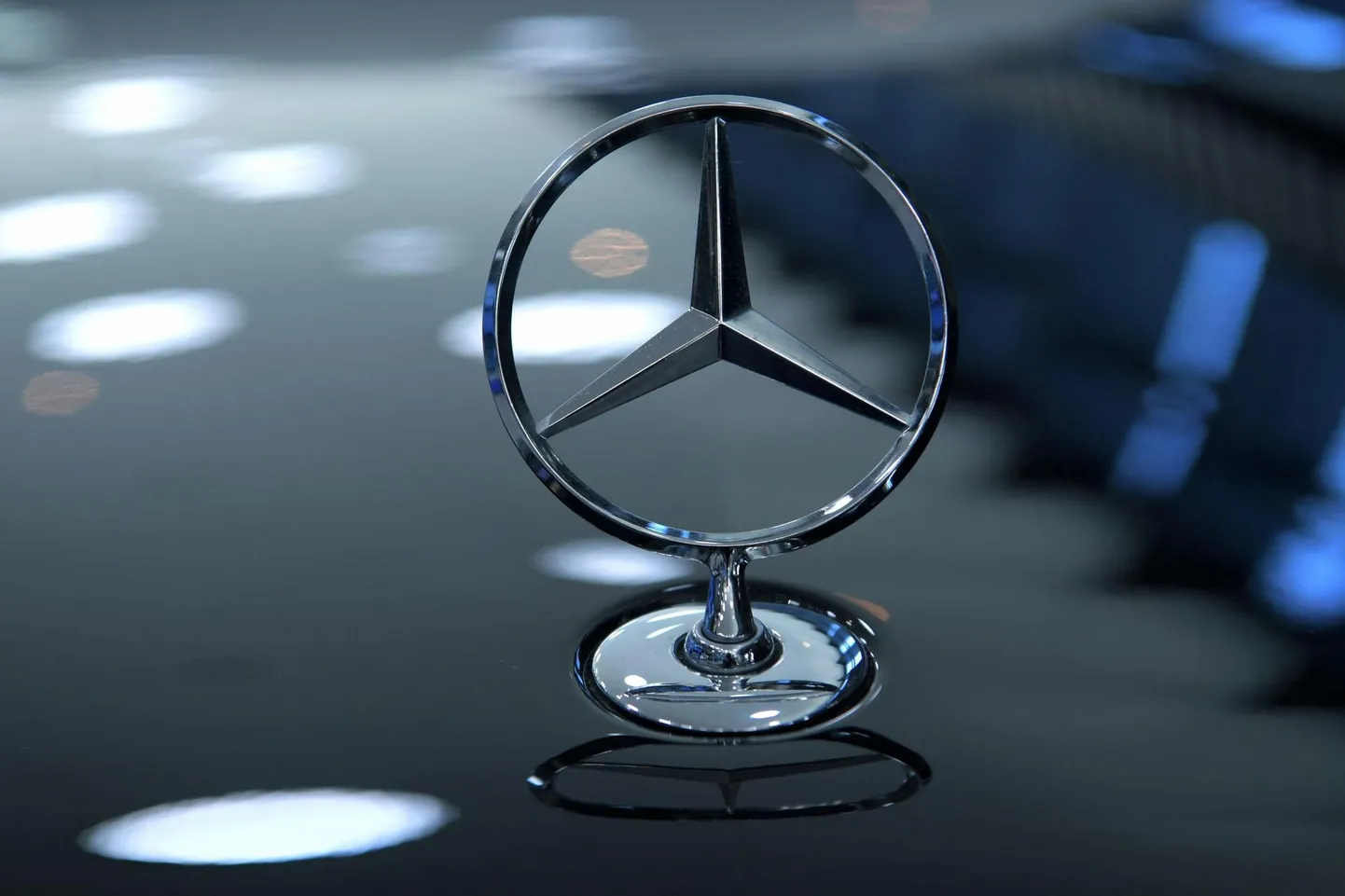 Jõõpres maandus kraavi sõiduauto Mercedes, inimesed ei saanud liiklusõnnetuses viga.