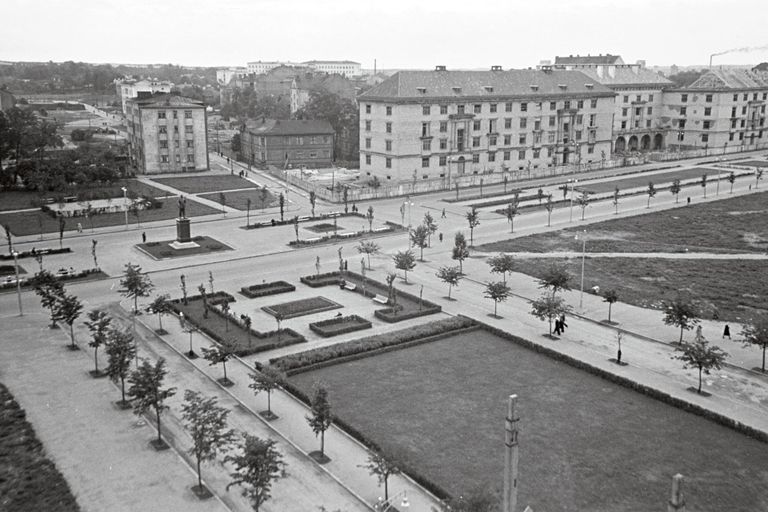 Одним из способов скрывать раны войны был снос руин с последующим озеленением выравненной территории. В 1951 году бульвар Ленина оставался практически пустым, а на месте нынешнего Министерства иностранных дел глаз радовала зеленая зона.