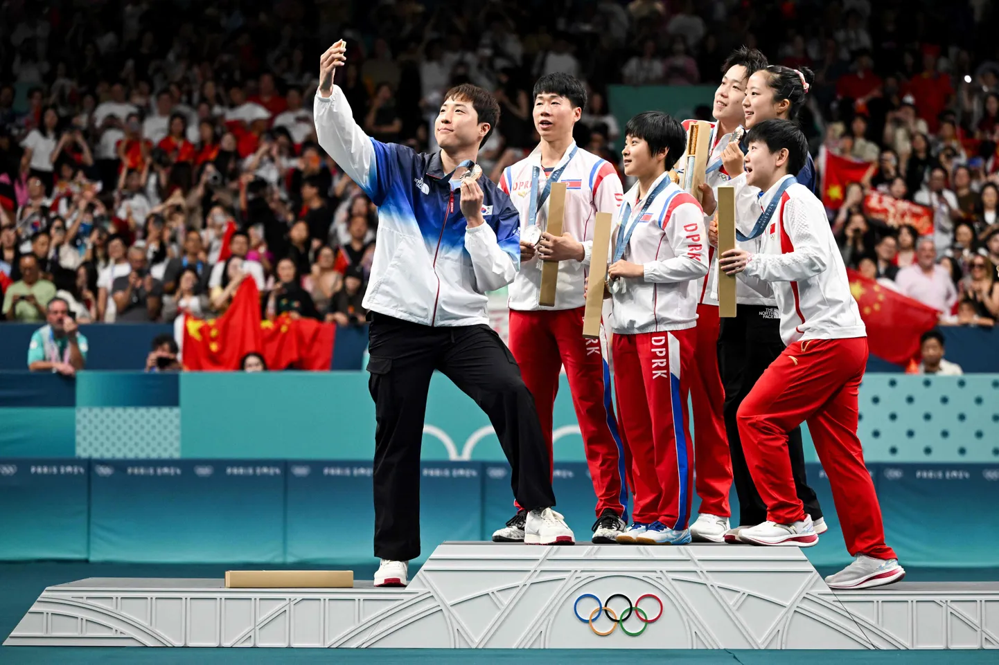 Lõuna- ja Põhja-Korea sportlased Pariisi olümpiamängudel poseerimas.